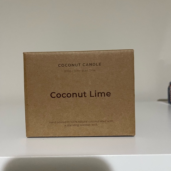 Coconut & Lime Scented Soy Candle - Picture 3 of 7